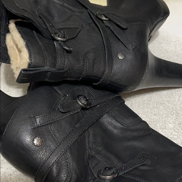 Ugg’s boots used in good condition size 9 - Picture 2 of 11